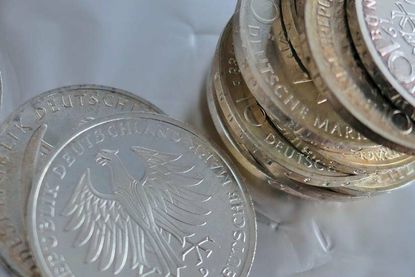 Wer noch alte D-Mark-Bestände hat, kann damit am Dienstag in Neustadt nach Herzenslust einkaufen gehen.