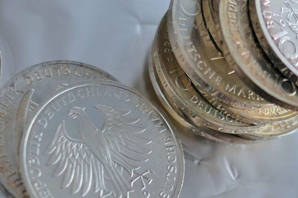 Wer noch alte D-Mark-Bestände hat, kann damit am Dienstag in Neustadt nach Herzenslust einkaufen gehen.