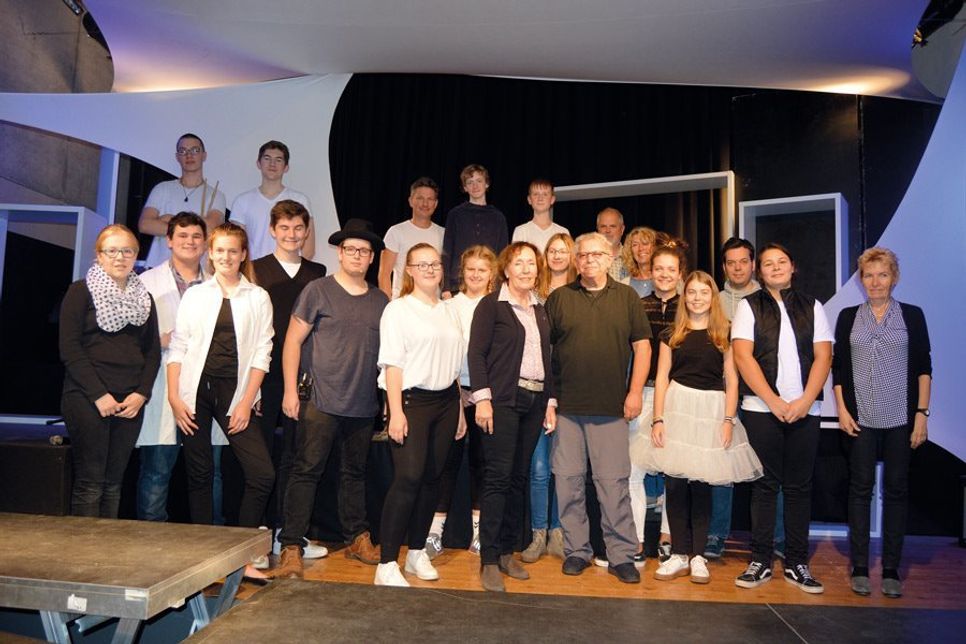 Die Sponsoren Heidrun Ulbrich und Udo Lipski (vorn) statteten der Musicalcrew der Cesar-Klein-Schule bei einer ihrer Proben einen Besuch ab.