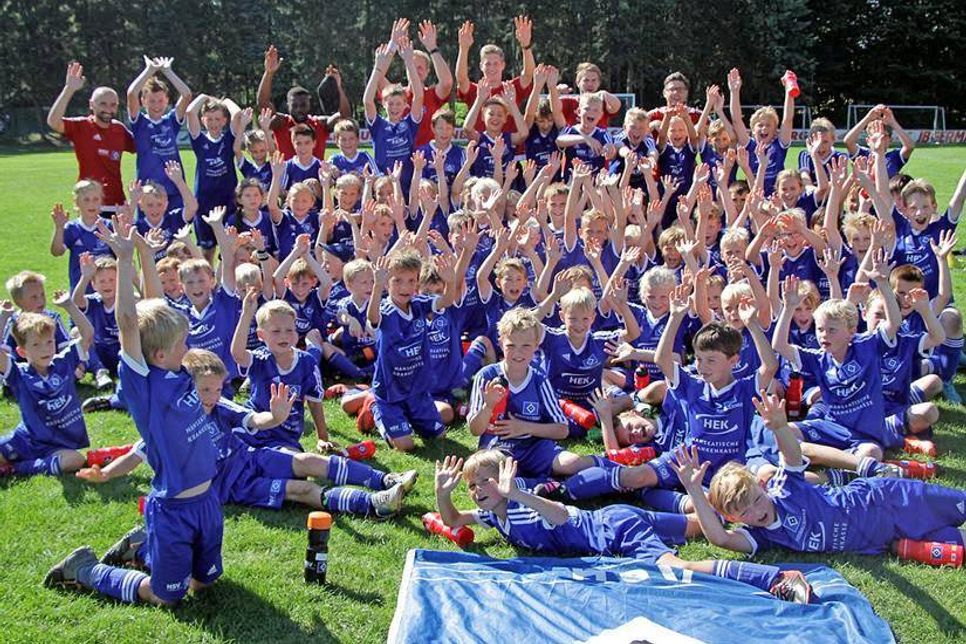 An fünf Tagen im August 2018 wird der Fußballnachwuchs von professionellen Trainern am Gogenkrog betreut.