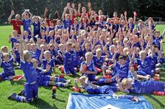 An fünf Tagen im August 2018 wird der Fußballnachwuchs von professionellen Trainern am Gogenkrog betreut.