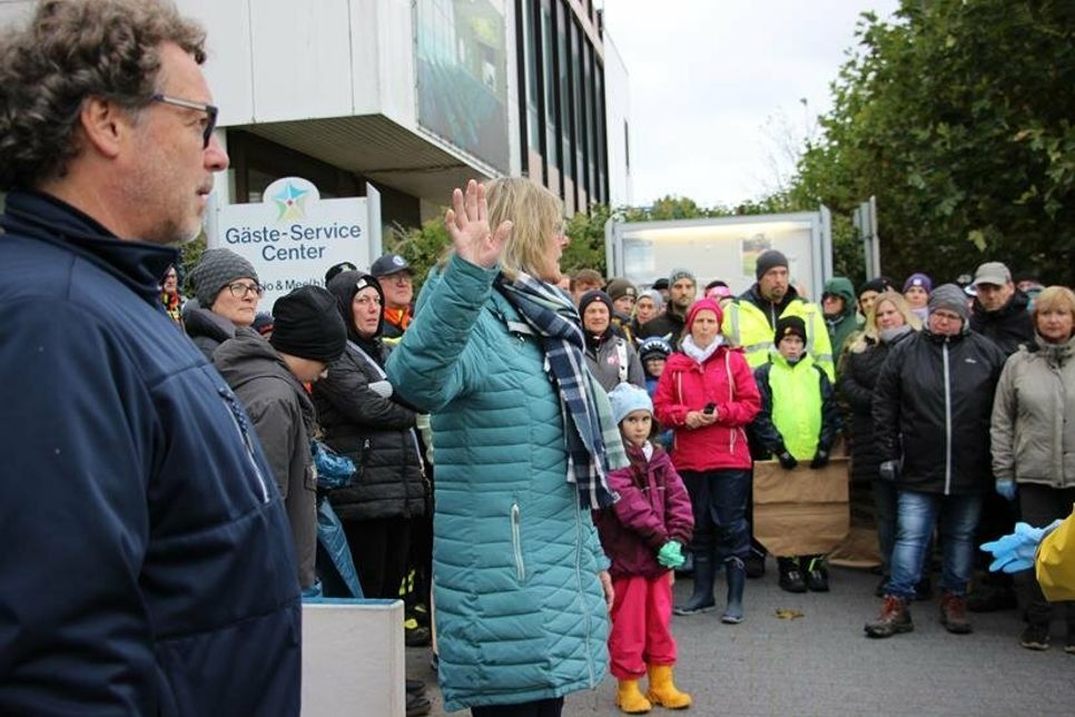 Damit beim Aufräumen alles reibungslos funktioniert, bekamen die Helfer vorab eine kleine Einweisung.