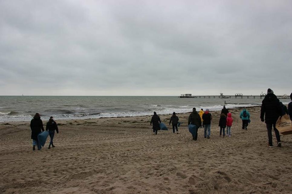 Auch ein grauer Himmel und Regen konnte die Menschen in Kellenhusen nicht vom Aufräumen abhalten.