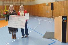 Bad Schwartaus Stadtpräsidentin Wiebke Zweig (li.) überreicht den diesjährigen Umweltpreis an Inga Wulf vom Imkerverein Bad Schwartau.