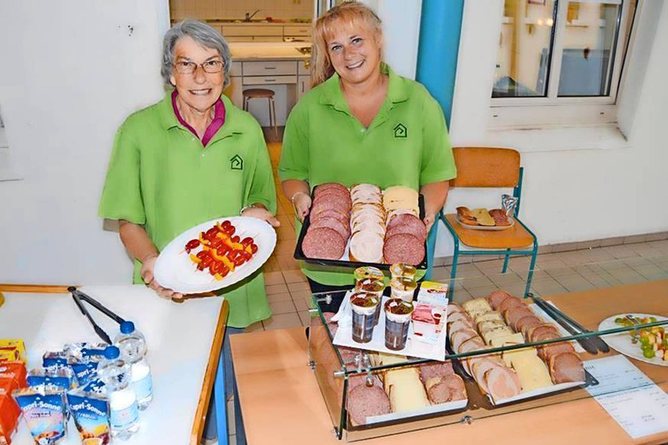 Giesela Maack (l.) und Nicole Thomas haben alles für den Ansturm der Grundschüler vorbereitet. (Foto: Setje-Eilers)