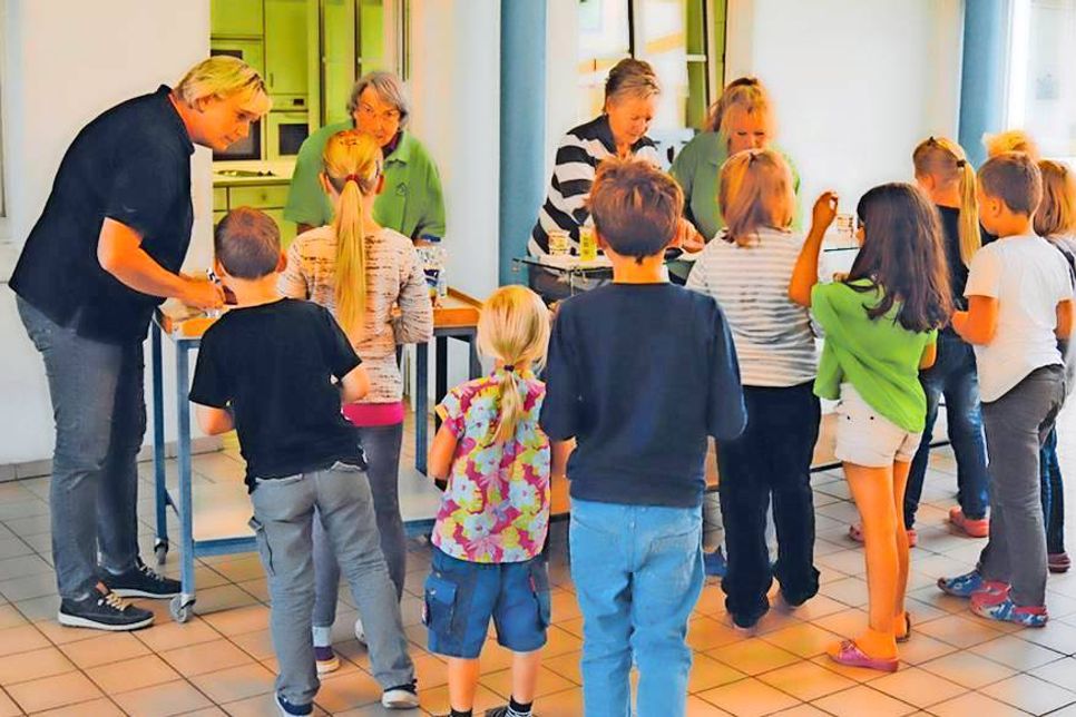 Seit sechs Jahren gibt es das gesunde Frühstück an der Sereetzer Grundschule, das bei den Kindern äußerst beliebt ist. Ins Leben gerufen wurde es als Projekt der Siedlergemeinschaft Sereetz. (Foto: Setje-Eilers)