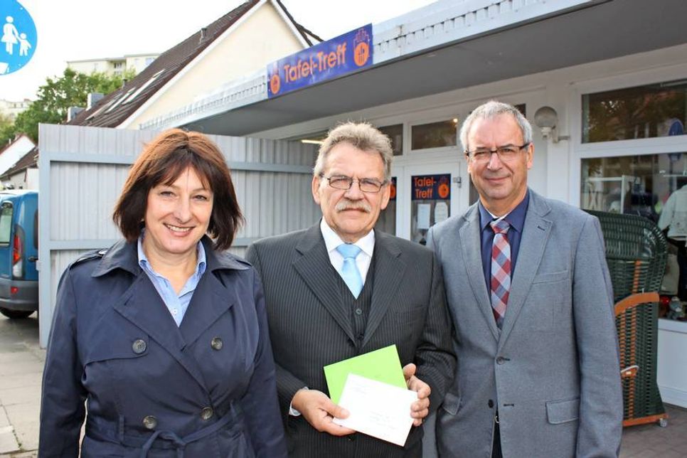 Bürgermeisterin Dr. Tordis Batscheider und Amtsvorsteher Hans-Peter Zink überreichten Geldgeschenke zum Tafelgeburtstag.