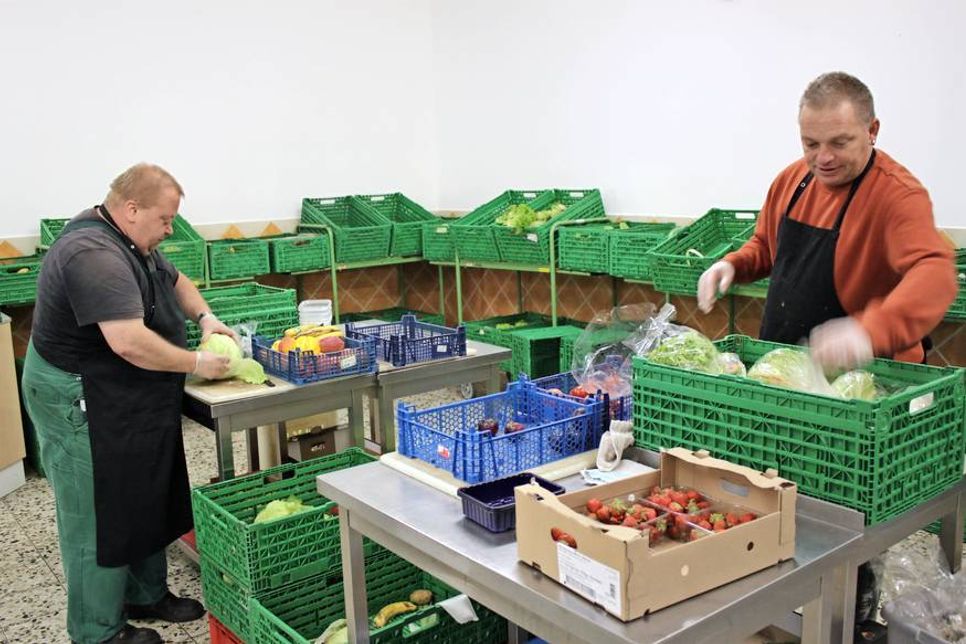 Auch am Samstag waren die fleißigen Tafelhelfer damit beschäftigt, Lebensmittel und Obst für die Ausgabe vorzubereiten.