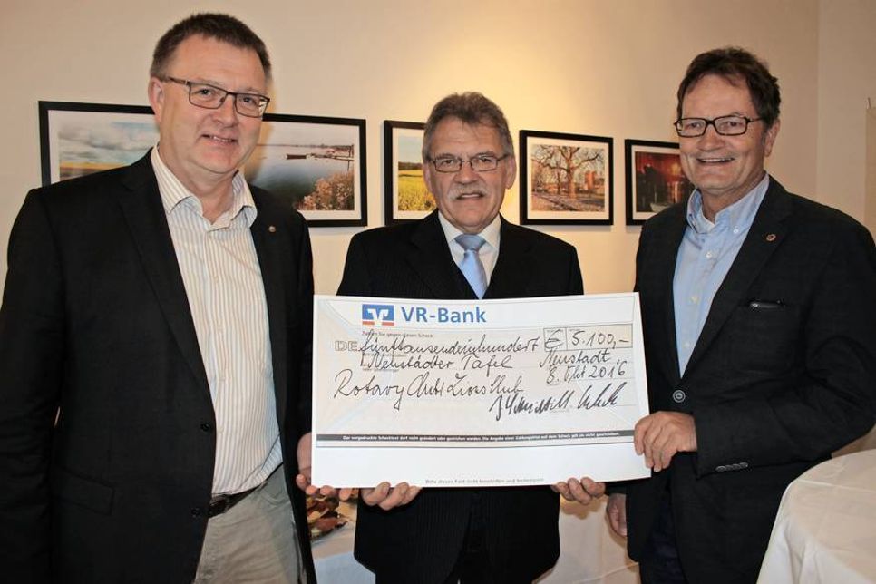 Manfred Rohde (lks.) vom Rotary Club Neustadt und Jörg Schmidt vom Lions Club Neustadt (re.) überreichten dem 1. Vorsitzenden Gerd Garczewski eine Spende in Höhe von 5.100 Euro. Das Geld stammt aus einem gemeinsamen Golfturnier Ende August.