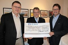 Manfred Rohde (lks.) vom Rotary Club Neustadt und Jörg Schmidt vom Lions Club Neustadt (re.) überreichten dem 1. Vorsitzenden Gerd Garczewski eine Spende in Höhe von 5.100 Euro. Das Geld stammt aus einem gemeinsamen Golfturnier Ende August.