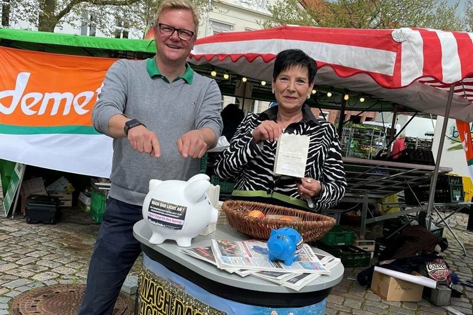 Carola Seubert und Sven Muchow haben auf dem Wochenmarkt weitere Spenden gesammelt.