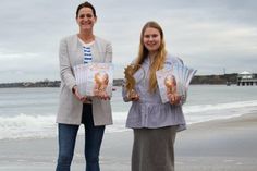 Marketingleiterin Silke Szymoniak und Lale Schoenberg (rechts), Azubi bei der TSNT GmbH, präsentieren das neue Strandmagazin.