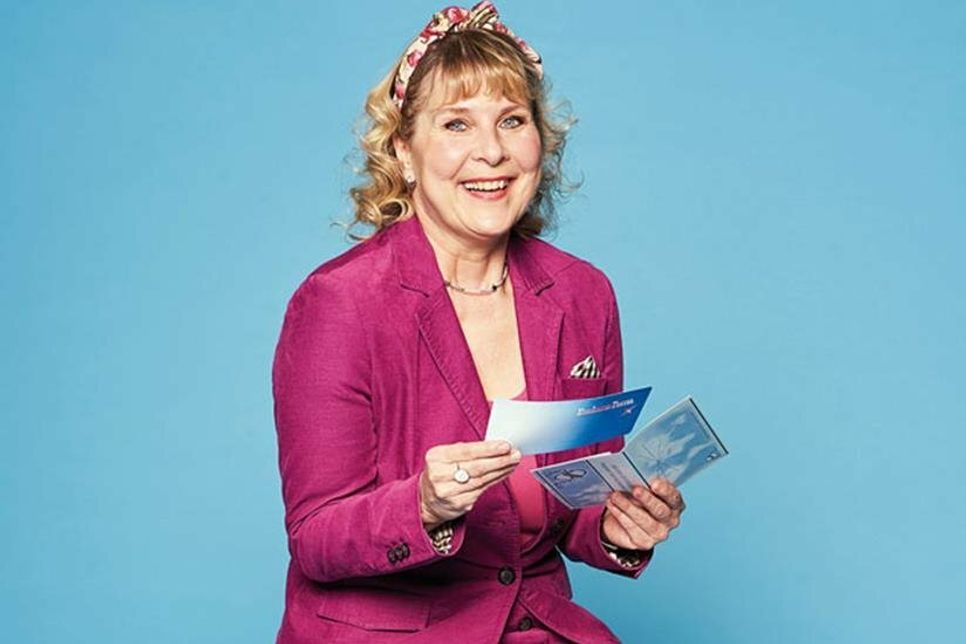 …und am Wochenende darauf ist Beate Kiupel als Bella Butenschön oder De hillige Johanna vun de Inbooköök bei den Lachmöwen zu Gast.