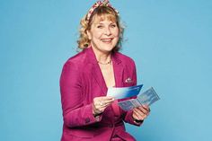 …und am Wochenende darauf ist Beate Kiupel als Bella Butenschön oder De hillige Johanna vun de Inbooköök bei den Lachmöwen zu Gast.