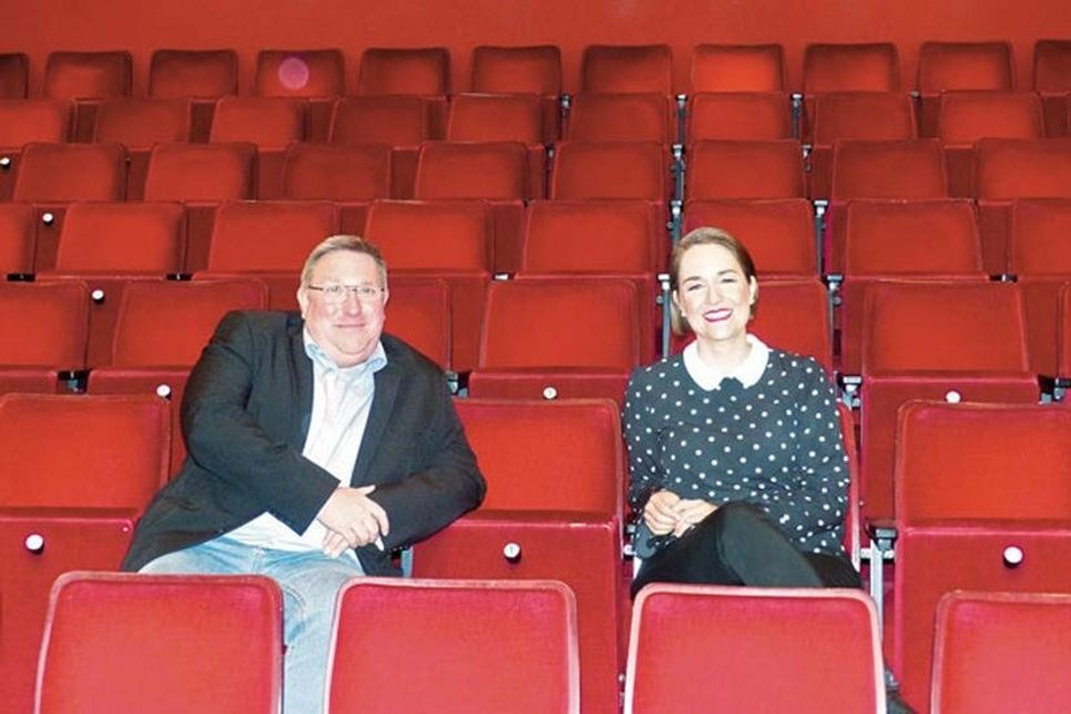 Die roten Sessel sind schon lange da, jetzt kommt auch das Ensemble des Ohnsorg-Theaters ins Laboer LachmöwenTheater. Mit Lütt un Lütt gestaltet die Hamburger Institution zwei Wochenenden lang fast normale Theaterabende. Zusammen mit Jan Steffen von den Lachmöwen hat Carina Dawert, die Referentin der Intendanz des Ohnsorg-Theaters, die Bühne inspiziert und für perfekt befunden.