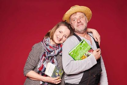 Mit Ole Leev, einer szenischen Lesung mit Meike Meiners und Oskar Ketelhut, startet das Mini-Tourneeprogramm Lütt un Lütt des Ohnsorg-Theaters am 4. Juni in Laboe…