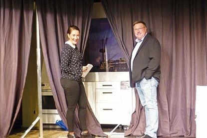 „Die perfekte Bühne für die Ole Leev“, freute sich Carina Dawert, die Referentin der Intendanz des Ohnsorg-Theaters, als sie in der vergangenen Woche die Bühne des Laboer LachmöwenTheaters inspizierte – und die Inbooköök für de hillige Johanna ist auch schon da.