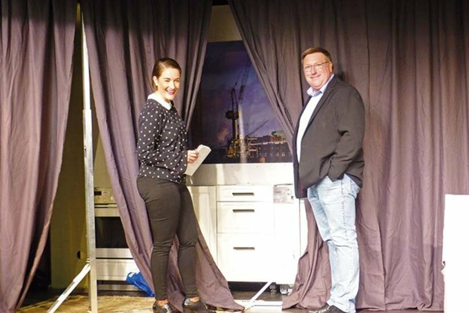 „Die perfekte Bühne für die Ole Leev“, freute sich Carina Dawert, die Referentin der Intendanz des Ohnsorg-Theaters, als sie in der vergangenen Woche die Bühne des Laboer LachmöwenTheaters inspizierte – und die Inbooköök für de hillige Johanna ist auch schon da.