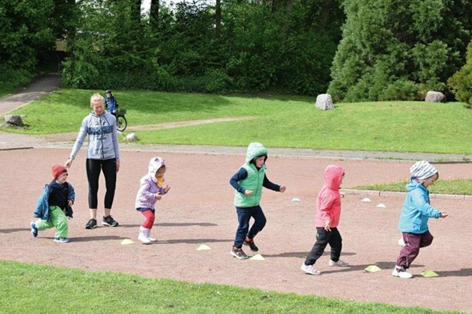 Flott geht es für die Lütten durch den Hindernisparcours: im Sprung,  auf einem Bein oder im Galopp