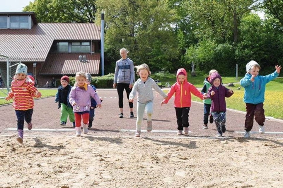 Am Ende der Trainingsstunde durften der Sportlernachwuchs seine Sprungfertigkeiten an der Sandgrube testen