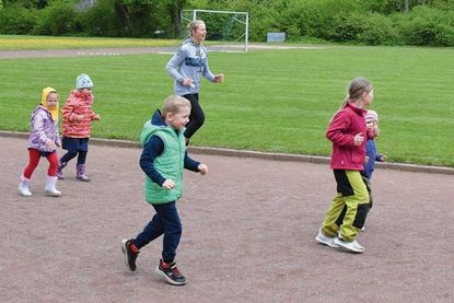 Trainerin Katja Möller möchte mit ihren spielerischen Übungen die motorischen Grundfertigkeiten ihrer kleinen Schützlinge trainieren