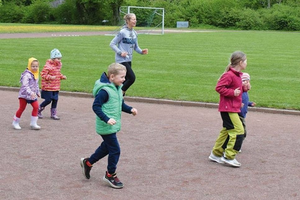 Trainerin Katja Möller möchte mit ihren spielerischen Übungen die motorischen Grundfertigkeiten ihrer kleinen Schützlinge trainieren