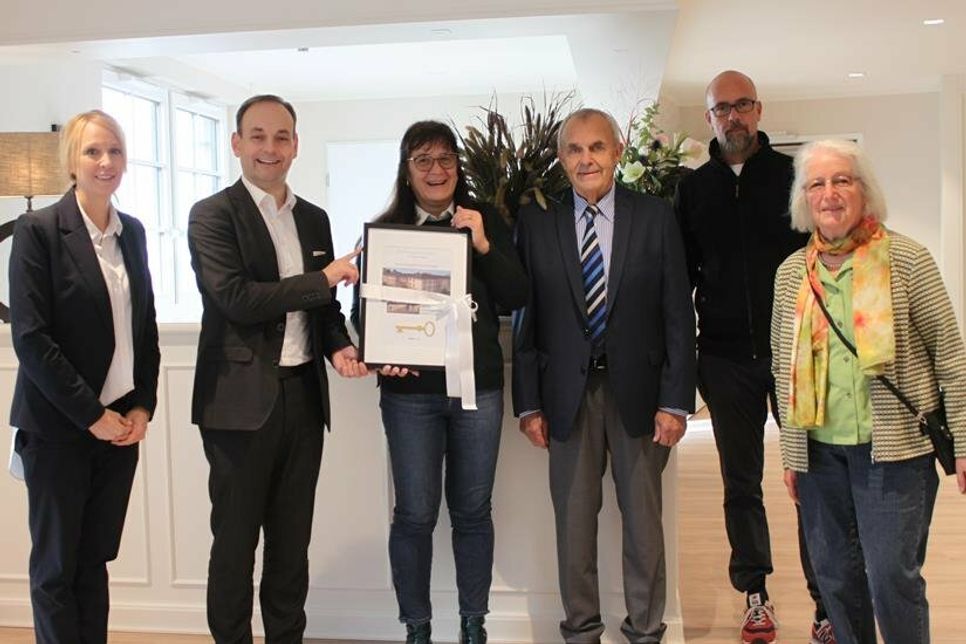 Saskia Weber und Jens Wolfhagen (IMMAC), Claudia Willig (Geschäftsführerin), Jochen Sachau (1. stellvertretender Bürgermeister), Thomas Schäfer (Leitung zentrales Qualitätsmanagement) und Hilde Fischer vom Ortsbeirat (v. lks.) trafen sich zur symbolischen Schlüsselübergabe.