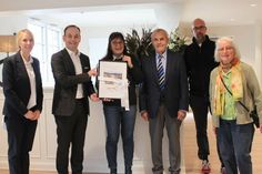 Saskia Weber und Jens Wolfhagen (IMMAC), Claudia Willig (Geschäftsführerin), Jochen Sachau (1. stellvertretender Bürgermeister), Thomas Schäfer (Leitung zentrales Qualitätsmanagement) und Hilde Fischer vom Ortsbeirat (v. lks.) trafen sich zur symbolischen Schlüsselübergabe.