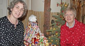 Musiklehrerin Wiebke Kuhnigk und Märchenerzählerin Inge Beger (v. l.) gestalten mit Weihnachtsliedern und sagenhaften Geschichten eine phantasievolle Stunde im Plöner Museum.