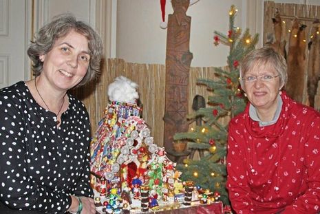 Musiklehrerin Wiebke Kuhnigk und Märchenerzählerin Inge Beger (v. l.) gestalten mit Weihnachtsliedern und sagenhaften Geschichten eine phantasievolle Stunde im Plöner Museum.
