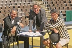 Zur Proben-Halbzeit für „Cabaret“ in der Planung da, wo sie sein wollen (v.l.): Tobias Materna (Regie), Christoph Bönecker (musikalische Leitung), Vanni Viscusi (Choreograf/CO-Regie).