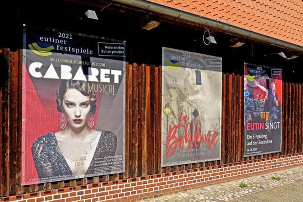 Plakate an der Opernscheune heißen Festspiel-Besucher und die es werden wollen: „Willkommen, bienvenue, welcome!“