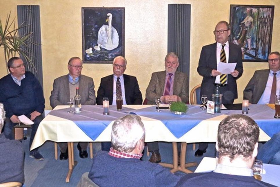 Auf dem Podium (v.l.): Michael Kuhr (Moderation), Bürgervorsteher Alfred Jeske, ab April tätiger ehrenamtlicher Bürgermeister Eberhard Rauch, Amtsvorsteher Gerold Fahrenkrog, noch hauptamtlich tätiger Bürgermeister Mario Schmidt und der neue Leitende Verwaltungsbeamte des Amtes Großer Plöner See, Stefan Dockwarder.