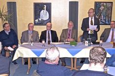 Auf dem Podium (v.l.): Michael Kuhr (Moderation), Bürgervorsteher Alfred Jeske, ab April tätiger ehrenamtlicher Bürgermeister Eberhard Rauch, Amtsvorsteher Gerold Fahrenkrog, noch hauptamtlich tätiger Bürgermeister Mario Schmidt und der neue Leitende Verwaltungsbeamte des Amtes Großer Plöner See, Stefan Dockwarder.