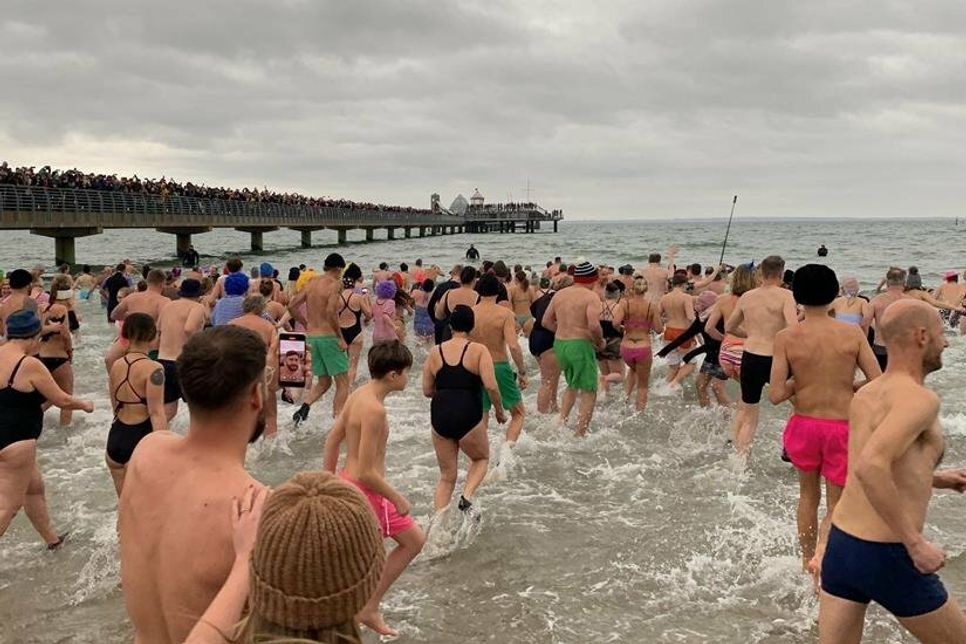 Hat in Grömitz schon Tradition: das Anbaden am Neujahrsmorgen.