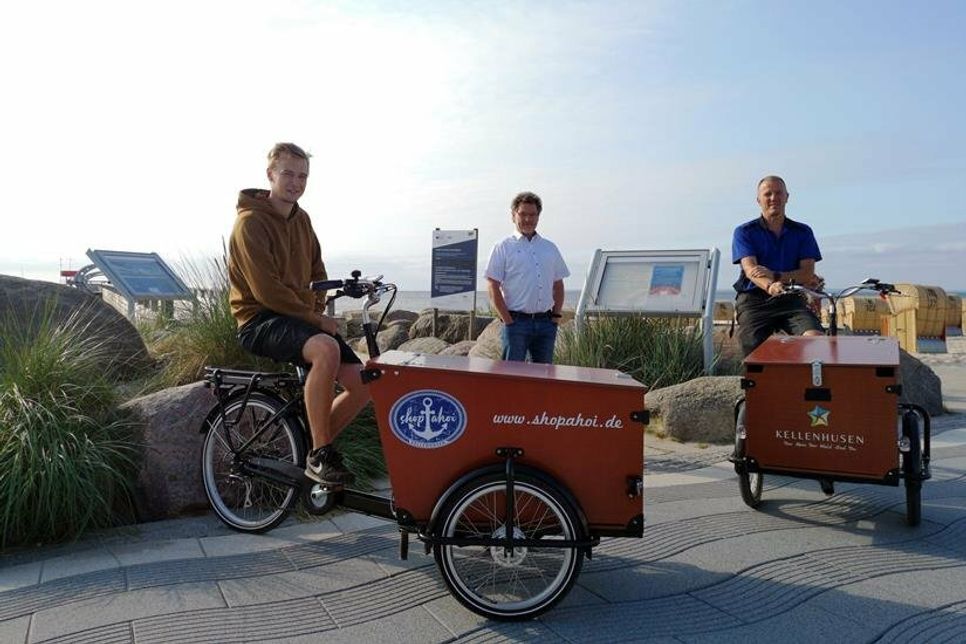 Tourismusleiter Raymond Kiesbye (Mitte) freut sich mit Florian Friedl und Heiko Hammerich über die neuen Lastenfahrräder der Kurverwaltung.