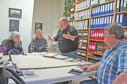 Dr. Klaus Kohrt erläutert in den Räumen der Heimatgemeinschaft Eckernförde die regionalgeschichtlichen Besonderheiten der Arbeits- und Wohnorte der Vorfahren von Richard Somers (rechts: Carsten Ingwertsen-Martensen).