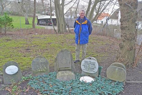 Richard Somers freut sich, die Familiengrabstätte der Familie Stellmann auf dem Siesebyer Friedhof gefunden zu haben.