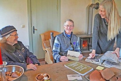 Ingrid Kriegeskotte aus Siggeneben (rechts) erläutert Conny und Richard Somers die Lebensverhältnisse im 18. und 19. Jahrhundert in Ostholstein.