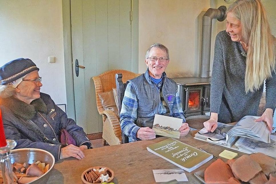 Ingrid Kriegeskotte aus Siggeneben (rechts) erläutert Conny und Richard Somers die Lebensverhältnisse im 18. und 19. Jahrhundert in Ostholstein.