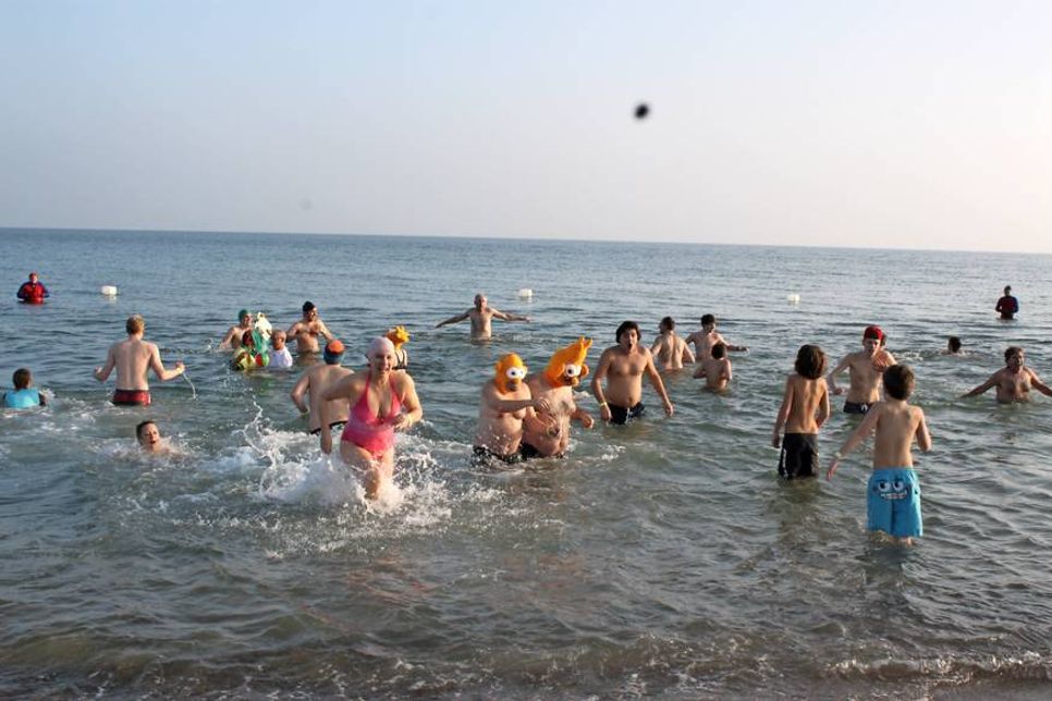Wagemutig stürzten sich 66 tollkühne Männer und Frauen in die Ostsee.