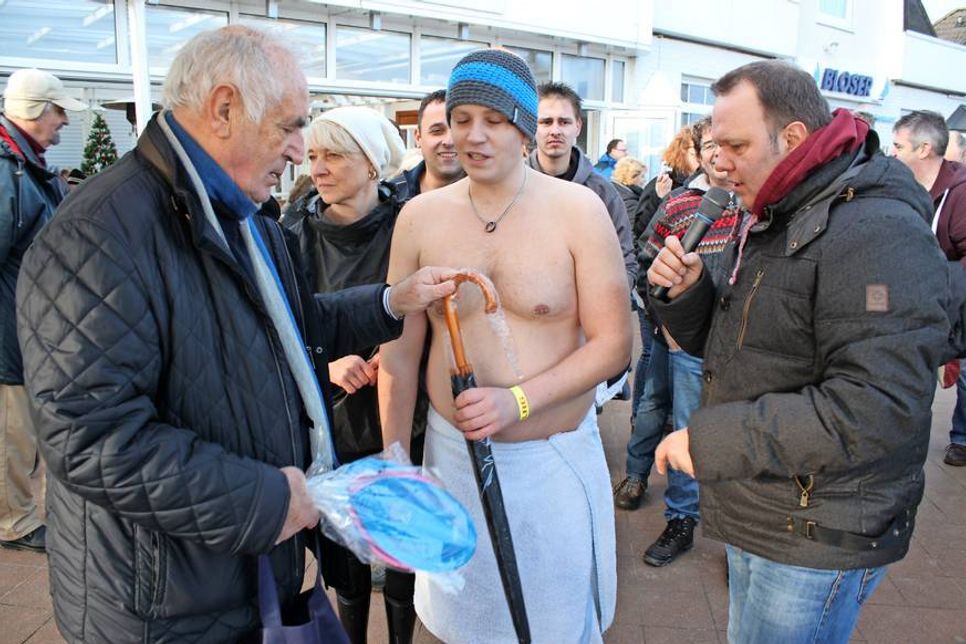 Jeder Anbader erhielt von Bürgermeister Heinrich Plön (lks.) im Anschluss ein kleines Präsent, rechts DJ Stephan Nanz.
