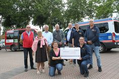 Spendenübergabe der Lehni-Fahrer*innen an das Team des Wünschewagens.
