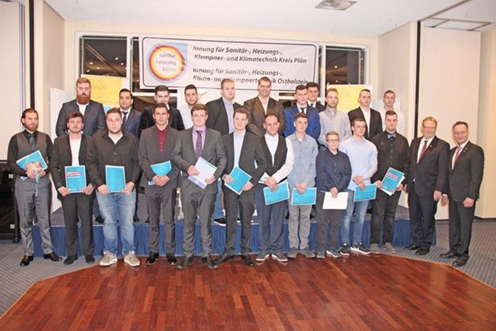 21 junge Anlagenmechaniker und eine Anlagenmechanikerin wurden von den Innungen Ostholstein und Plön freigesprochen.