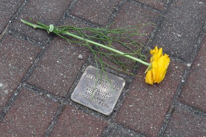 Mit einer Blume und einer Schweigeminute wurde August Heinrich Roßburg gedacht.
