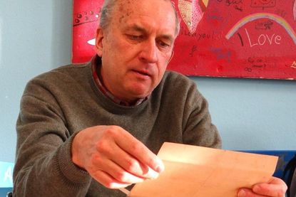 Herr Lange zeigt uns Originaldokumente und liest uns deren Inhalt vor.