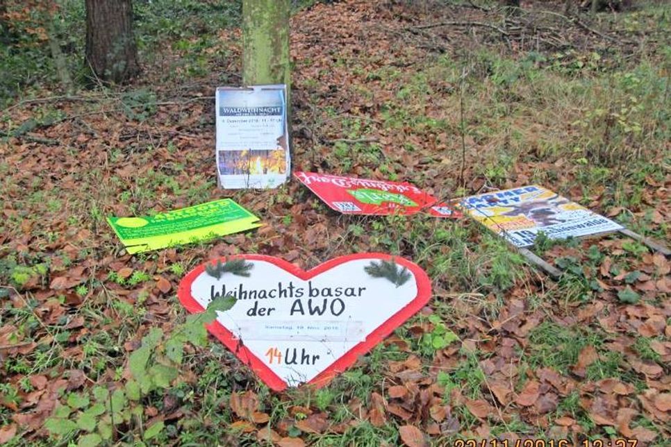 Die entwendeten Plakate und Stellschilder wurden im Waldgebiet Buchholz gefunden.