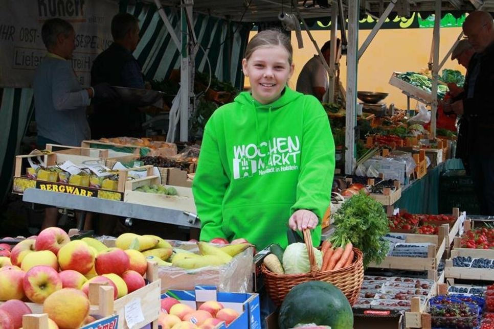 Die Wochenmärkte rund um die Feiertage finden in diesem Jahr an den regulären Tagen statt. Am Freitag vor Heiligabend ist auch das Titelmädchen des Wochenmarkt-Flyers Josi vor Ort und verteilt Süßigkeiten.