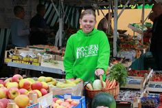 Die Wochenmärkte rund um die Feiertage finden in diesem Jahr an den regulären Tagen statt. Am Freitag vor Heiligabend ist auch das Titelmädchen des Wochenmarkt-Flyers Josi vor Ort und verteilt Süßigkeiten.