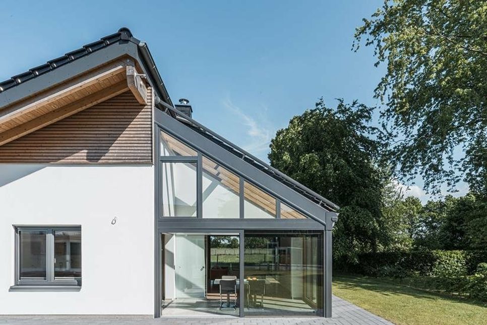Mehr Wohnraum fürs ganze Jahr: Ein individuell geplanter Wintergarten wertet das Eigenheim erheblich auf. Foto: DJD/Solarlux